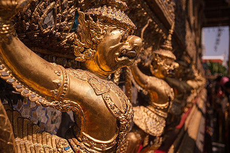 加鲁达雕像泰国曼谷的瓦夫拉凯夫皇家宫殿图片