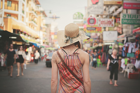一个年轻女子泰国曼谷著名的背包客街KhaoSan散步的后视镜图片
