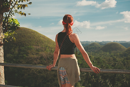 位轻的女人站着欣赏菲律宾波霍尔著名的巧克力山的景色图片