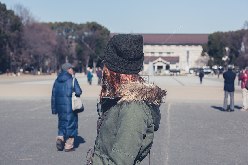 位轻女子正东京的上野公园散步图片
