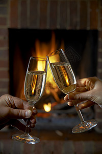 夫妇用杯香槟火中放松图片