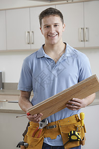 木匠安装装配厨房的肖像图片