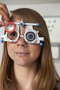 验光师视力测试的女人图片