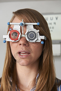 验光师视力测试的女人图片