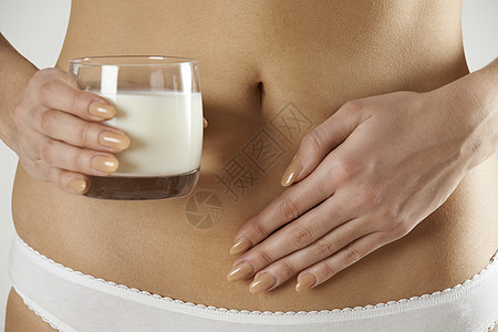 特写牛奶耐受的女人着杯牛奶图片
