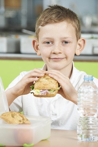 学生坐学校自助餐厅吃健康的午餐图片
