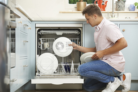 男人厨房里装洗碗机图片