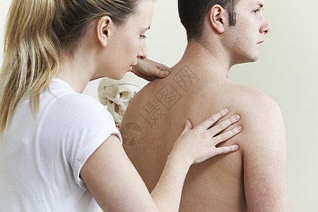女骨科治疗男肩部问题患者图片