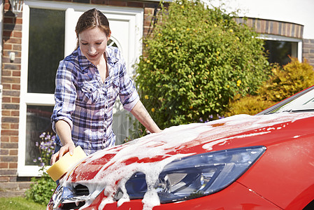 女人屋外洗车图片