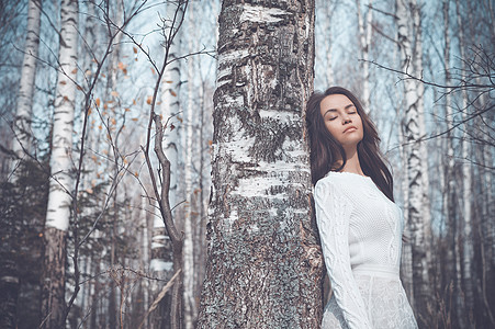 户外时尚照片轻美丽的女士桦树林背景图片