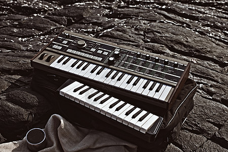 钢琴键盘音乐合成器躺岩石上背景