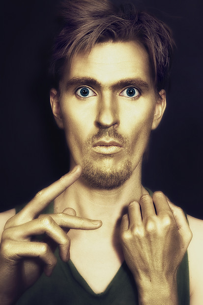 工作室的肖像 轻迷人的蓝眼睛男人 金色的化妆她的脸手黑色的背景高清图片下载 正版图片 摄图网