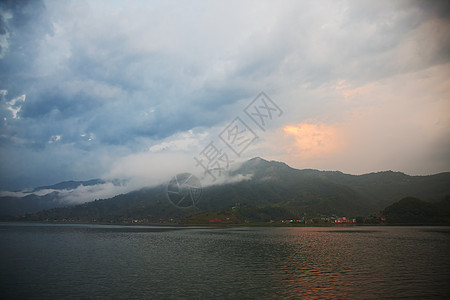 湖泊山脉的景观波哈拉,尼泊尔高清图片