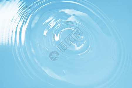 波浪美丽的蓝色水接近图片