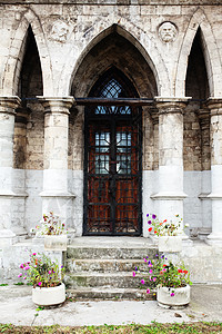 哥特式风格的石头教堂入口图片