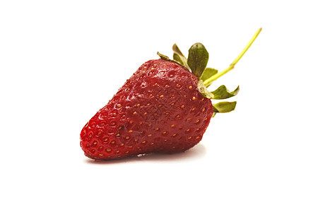 白色背景特写上分离出的新鲜草莓图片