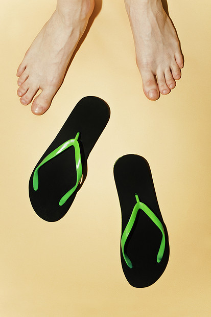 奇怪的沙滩鞋给男人的脚图片