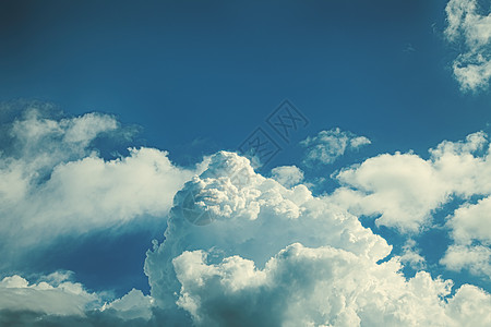 蓬松积云的天空照片HDR图片