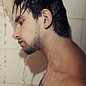 个轻英俊的男人的肖像拍摄了个淋浴特写高清图片