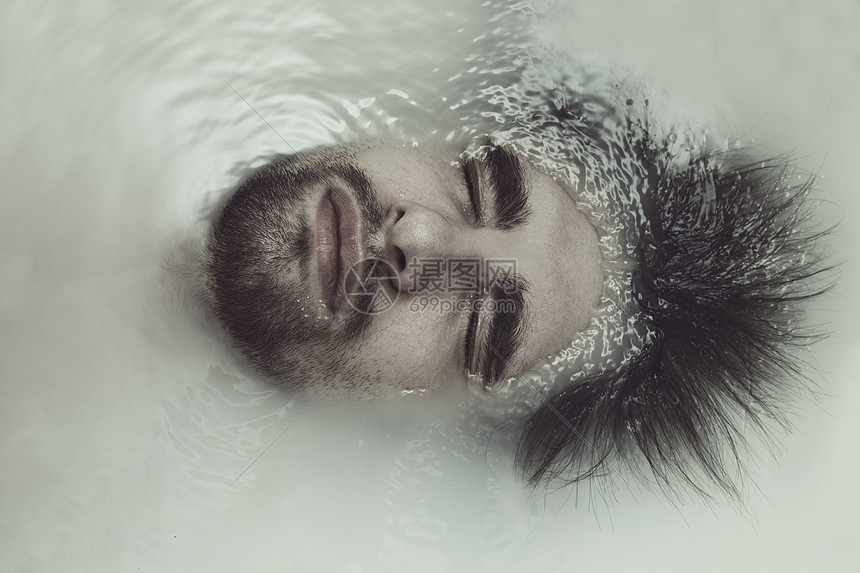 高清照片下载,该高清照片标题为个轻英俊的男人洗澡的肖像,编号
