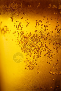 背景与黄色啤酒气泡特写图片