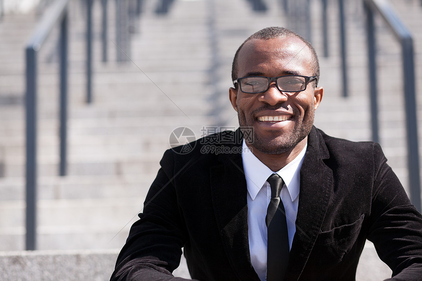 ‘~坐着的员工黑人的肖像  ~’ 的图片