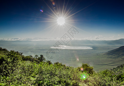 张ngorongoro火山口的照片,远处的克劳兹湖前,覆盖着火山口边缘的斜坡,因为它火山口边缘的顶部看向太阳图片