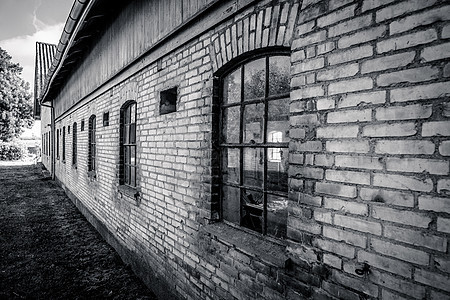 黑白相间的古老而肮脏的谷仓房子图片
