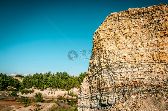 峡谷被蓝天包围的森林图片