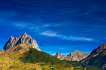 比利牛斯山脉夏季景观图片