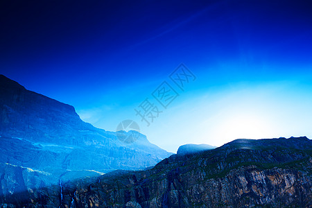 比利牛斯山脉蓝天图片