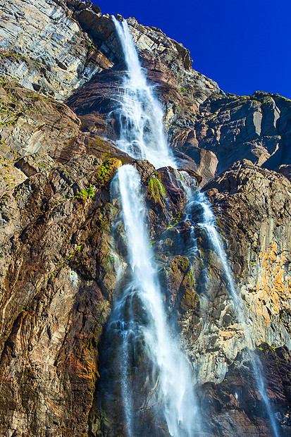 比利牛斯山脉的高山瀑布图片