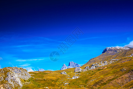 比利牛斯山脉夏季景观图片