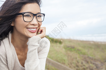 个美丽的中国亚洲女孩外戴眼镜的轻女人的肖像图片