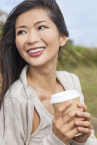 美丽的轻的亚洲中国女人女孩外,微笑着喝杯外卖咖啡茶图片
