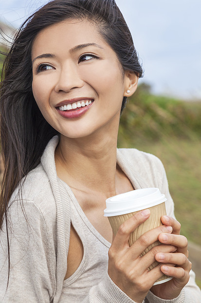 美丽的轻的亚洲中国女人女孩外,微笑着喝杯外卖咖啡茶图片