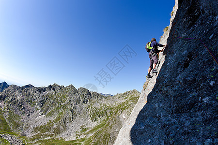 高加索男登山者爬上陡峭的墙背景夏季的高山景观晴朗的天空,白昼意大利西部阿尔卑斯山,欧洲图片