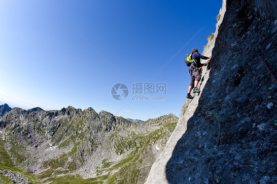 高加索男登山者爬上陡峭的墙背景夏季的高山景观晴朗的天空,白昼意大利西部阿尔卑斯山,欧洲图片