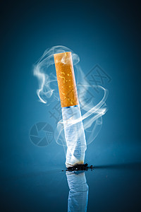 禁止吸烟蓝色背景上的烟头图片