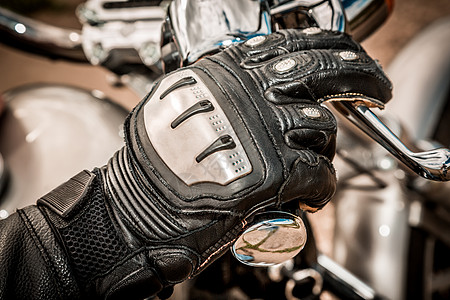 人的手摩托车赛车手套持摩托车油门控制手保护免受跌倒事故图片