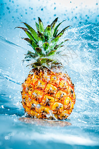 新鲜菠萝水中飞溅图片
