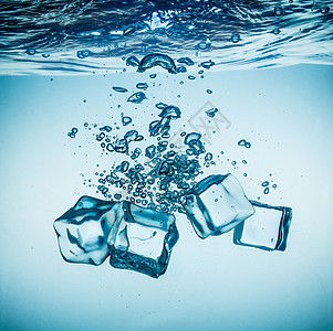 冰粒掉进威士忌酒杯的瞬间背景