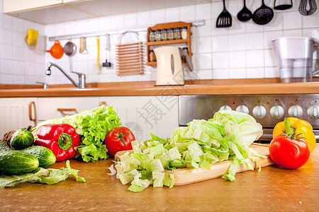 新鲜蔬菜躺厨房的桌子上图片