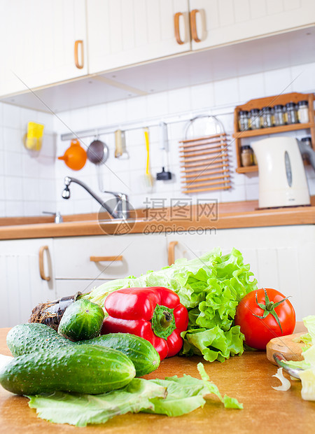 新鲜蔬菜躺厨房的桌子上图片