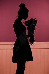 影子的女人抱着花图片