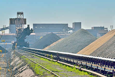 工厂附近钢厂的矿石货轮图片