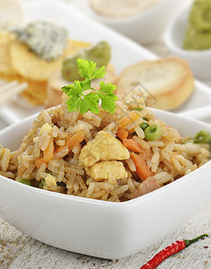 米饭,鸡肉蔬菜放白色的碗里图片