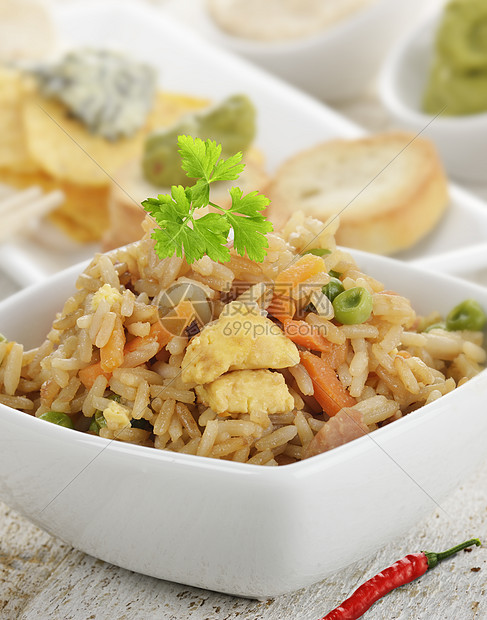 米饭,鸡肉蔬菜放白色的碗里图片
