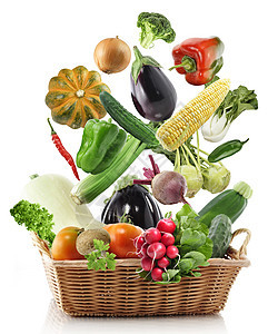 白色背景下篮子里的新鲜蔬菜图片