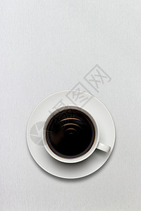 杯咖啡,装满新鲜的黑色美国浓缩咖啡,带wifi标志图片